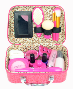 kosmetyczka otwarta z kosmetykami.png